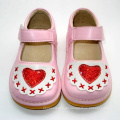 Rosa Baby Schuhe mit rotem Herz